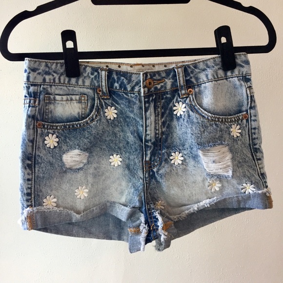Forever 21 Pants - Distressed Jean Shorts🌼